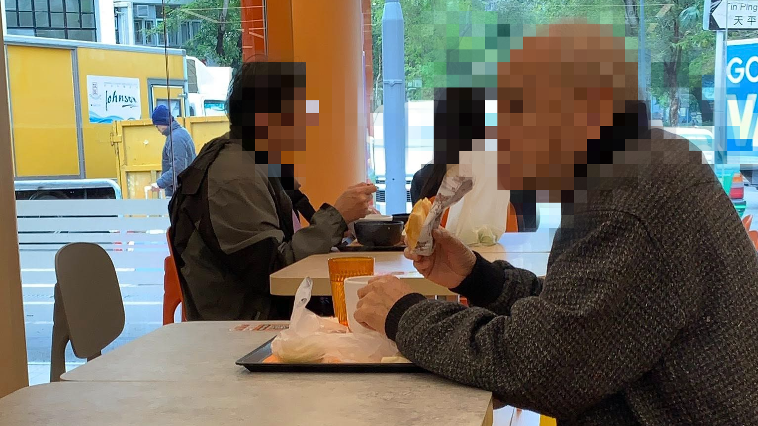 市民附圖「公審」一名伯伯在快餐店僅買一杯奶茶，享用自帶的麵包「坐足1小時」