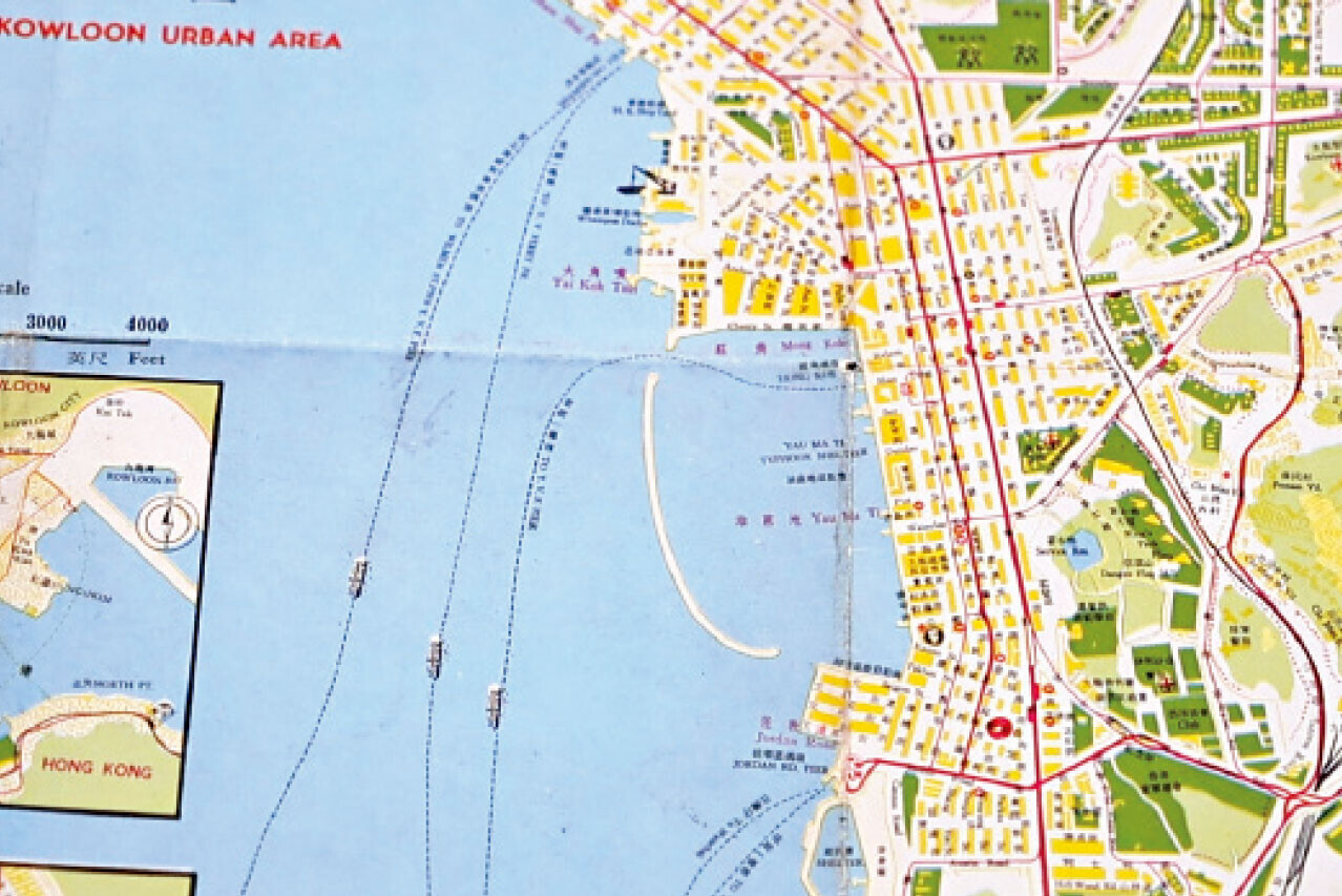 這幅1960年代港九地區的彩色印刷街道圖,反映戰後城市快速擴張。