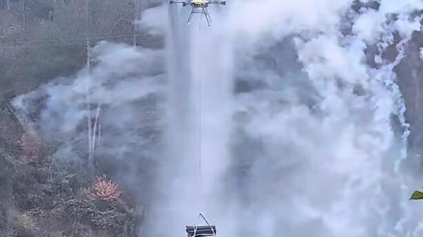 山區一家庭因交通不便以無人機抬棺。（圖／翻攝《瀟湘晨報》）