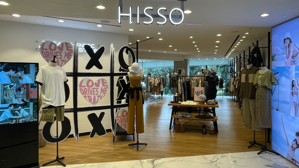 開業15年的本土時裝品牌HISSO(圖)及其姊妹店Story Behind，近日於社交平台宣布，全線分店將於4月7日前陸續結業。(HISSO官網)