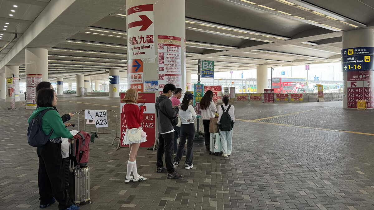 有市民目擊港珠澳大橋香港口岸有旅客「中伏」，在一個只作宣傳用的巴士站牌下候車。(Threads用戶「raychan1011_e6x53」圖片)