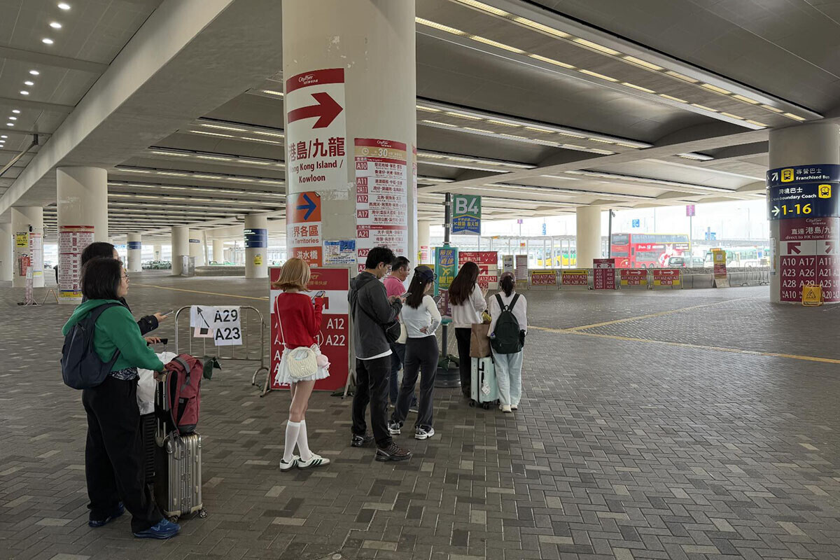 有市民目擊港珠澳大橋香港口岸有旅客「中伏」,在一個只作宣傳用的巴士站牌下候車。(Threads用戶「raychan1011_e6x53」圖片)