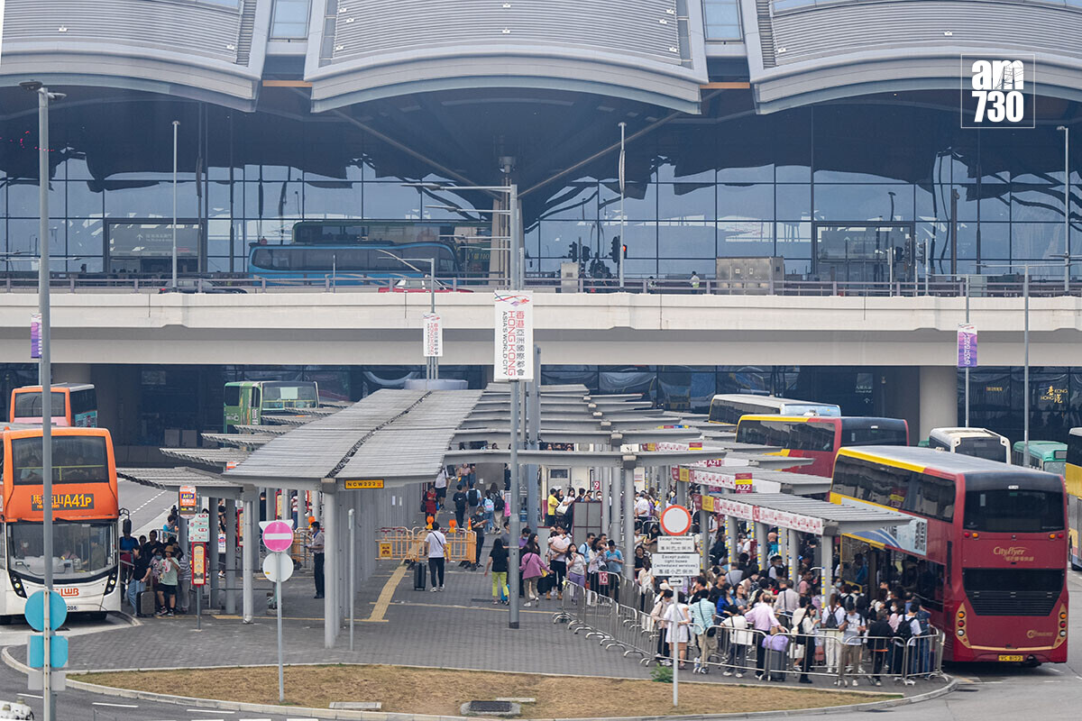 旅客要離開港珠澳大橋香港口岸,須到旅檢大樓對開的公共運輸交匯處登車。(資料圖片)