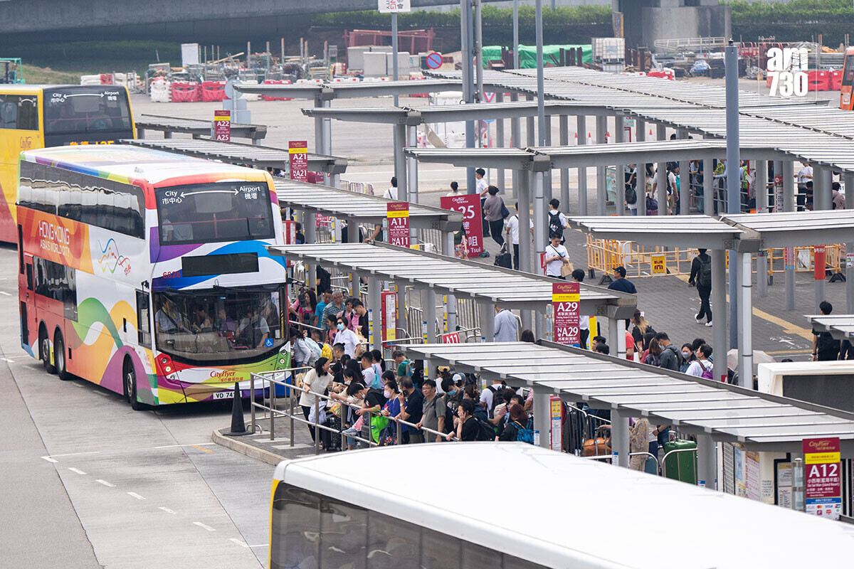 旅客要離開港珠澳大橋香港口岸,須到旅檢大樓對開的公共運輸交匯處登車。(資料圖片)