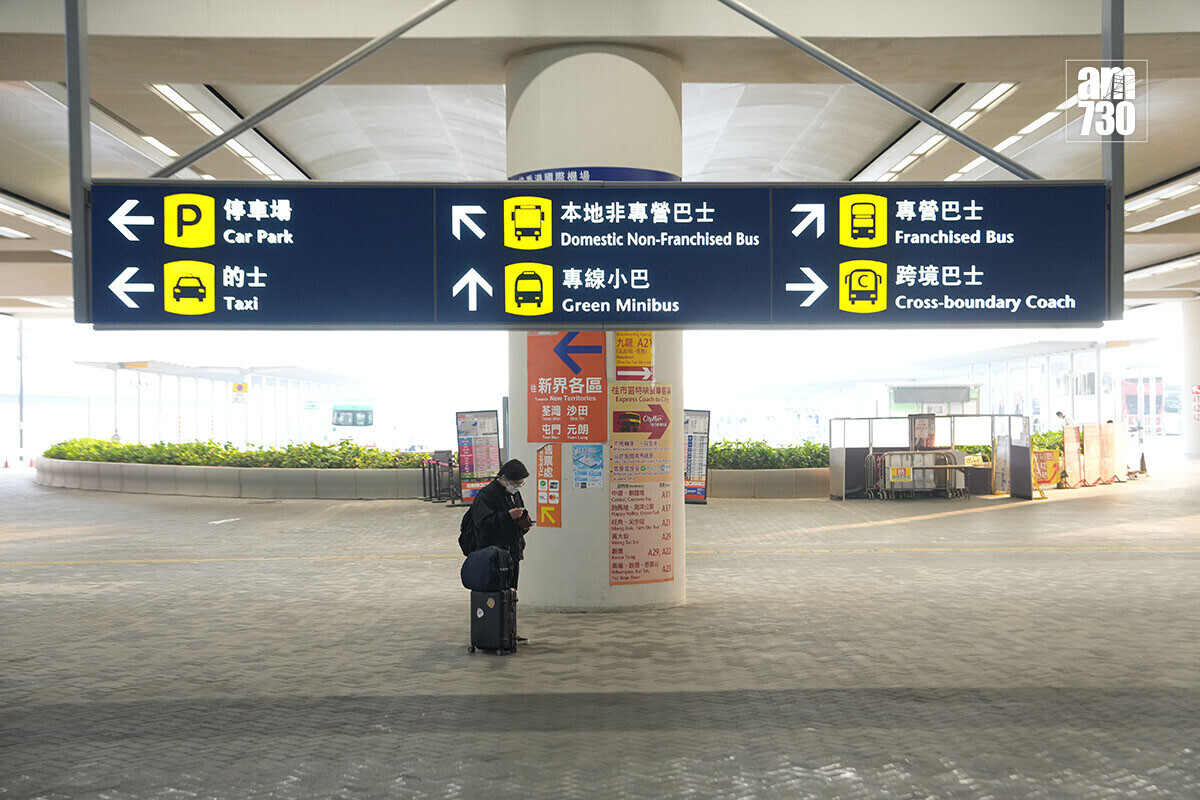 各專營巴士公司都有在港珠澳大橋香港口岸旅檢大樓外的行人路,擺放旗下路線宣傳品和指示。(資料圖片)