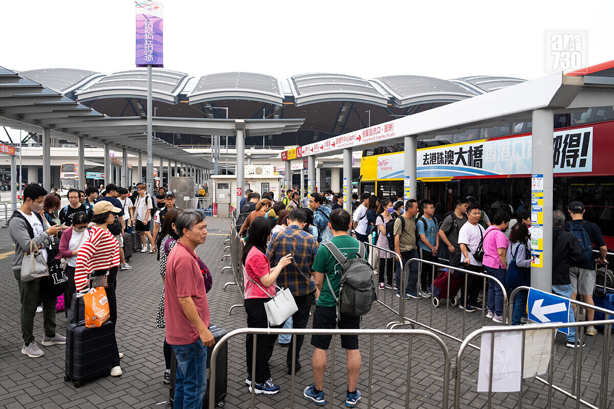 旅客要離開港珠澳大橋香港口岸,須到旅檢大樓對開的公共運輸交匯處登車。(資料圖片)