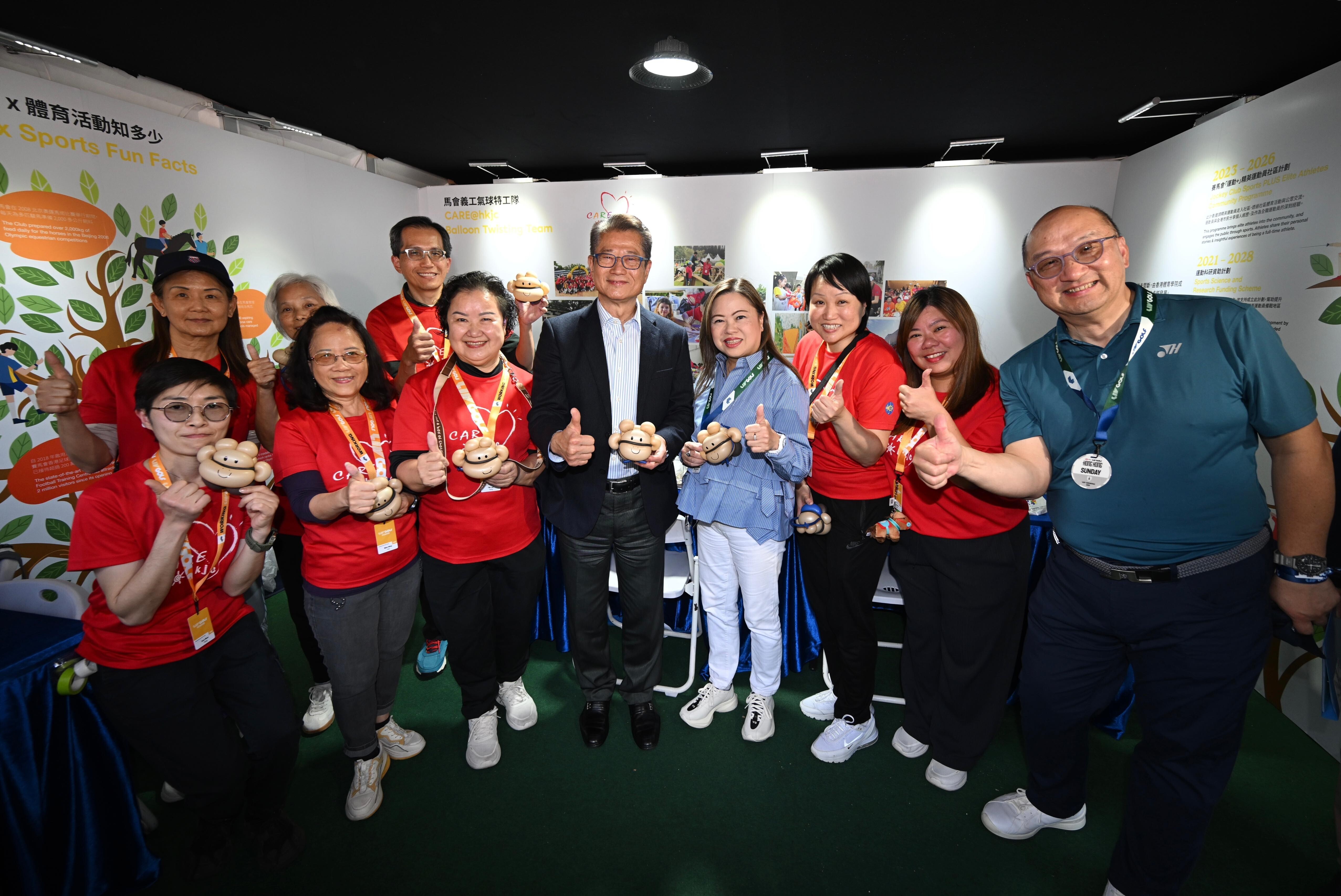 香港特別行政區政府財政司司長陳茂波(左四)、香港特別行政區政府文化體育及旅遊局局長羅淑佩(右四)、香港賽馬會公司事務執行總監譚志源(右一)與馬會義工隊CARE@hkjc成員合照。