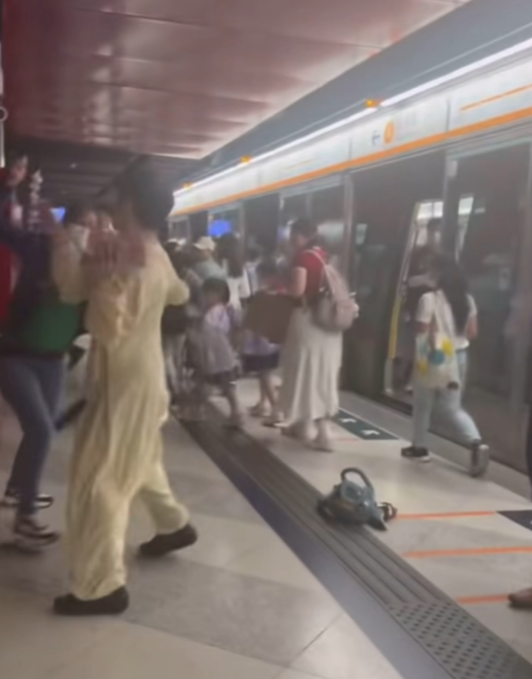 一對男女近日在港鐵荔景站月台打架(車cam L香港群組FB影片截圖)