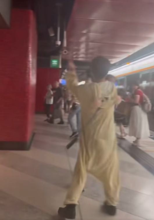 一對男女近日在港鐵荔景站月台打架(車cam L香港群組FB影片截圖)