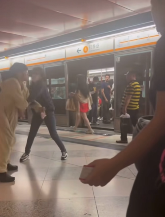 一對男女近日在港鐵荔景站月台打架(車cam L香港群組FB影片截圖)