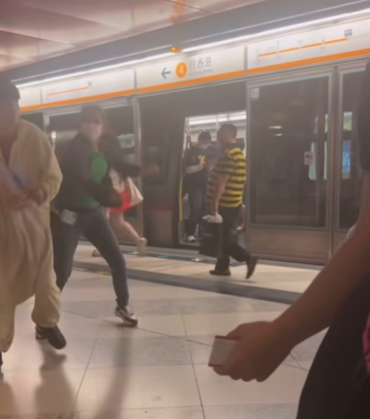 一對男女近日在港鐵荔景站月台打架(車cam L香港群組FB影片截圖)