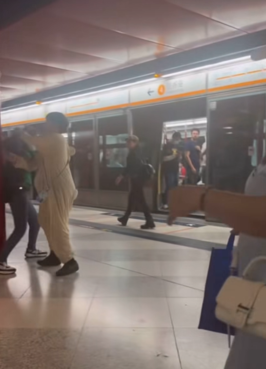 一對男女近日在港鐵荔景站月台打架(車cam L香港群組FB影片截圖)