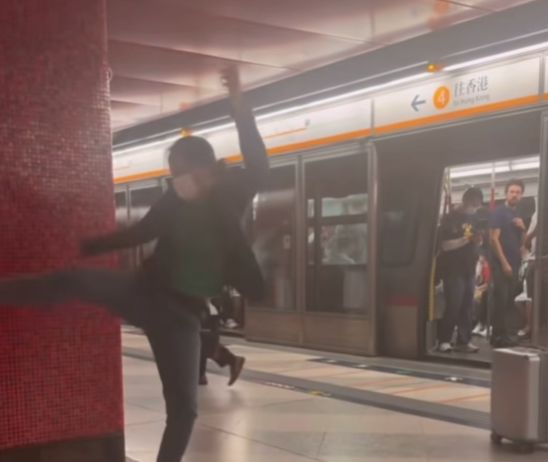 一對男女近日在港鐵荔景站月台打架(車cam L香港群組FB影片截圖)
