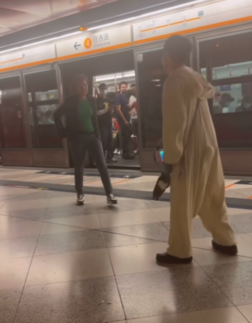 一對男女近日在港鐵荔景站月台打架(車cam L香港群組FB影片截圖)