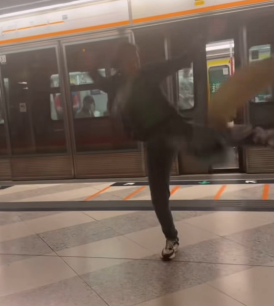 一對男女近日在港鐵荔景站月台打架(車cam L香港群組FB影片截圖)