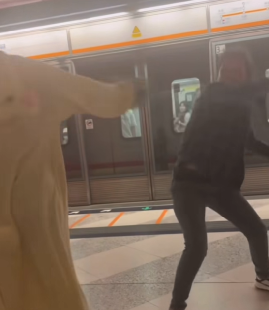 一對男女近日在港鐵荔景站月台打架(車cam L香港群組FB影片截圖)
