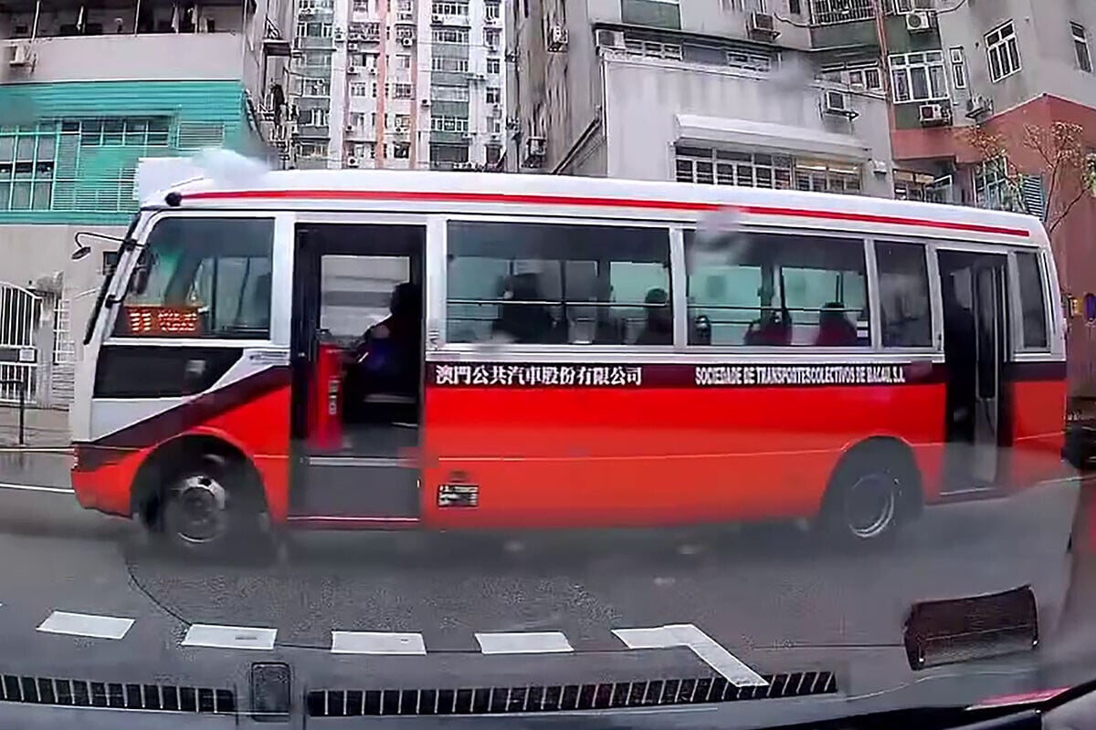澳巴一輛載客巴士行車期間未有關門,該公司指將加快安排該車型退役。(網上影片截圖)