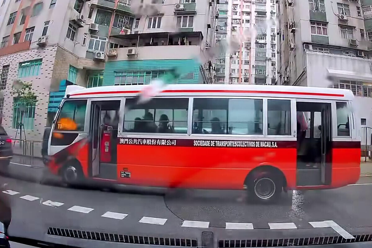 澳巴一輛載客巴士行車期間未有關門,該公司指將加快安排該車型退役。(網上影片截圖)