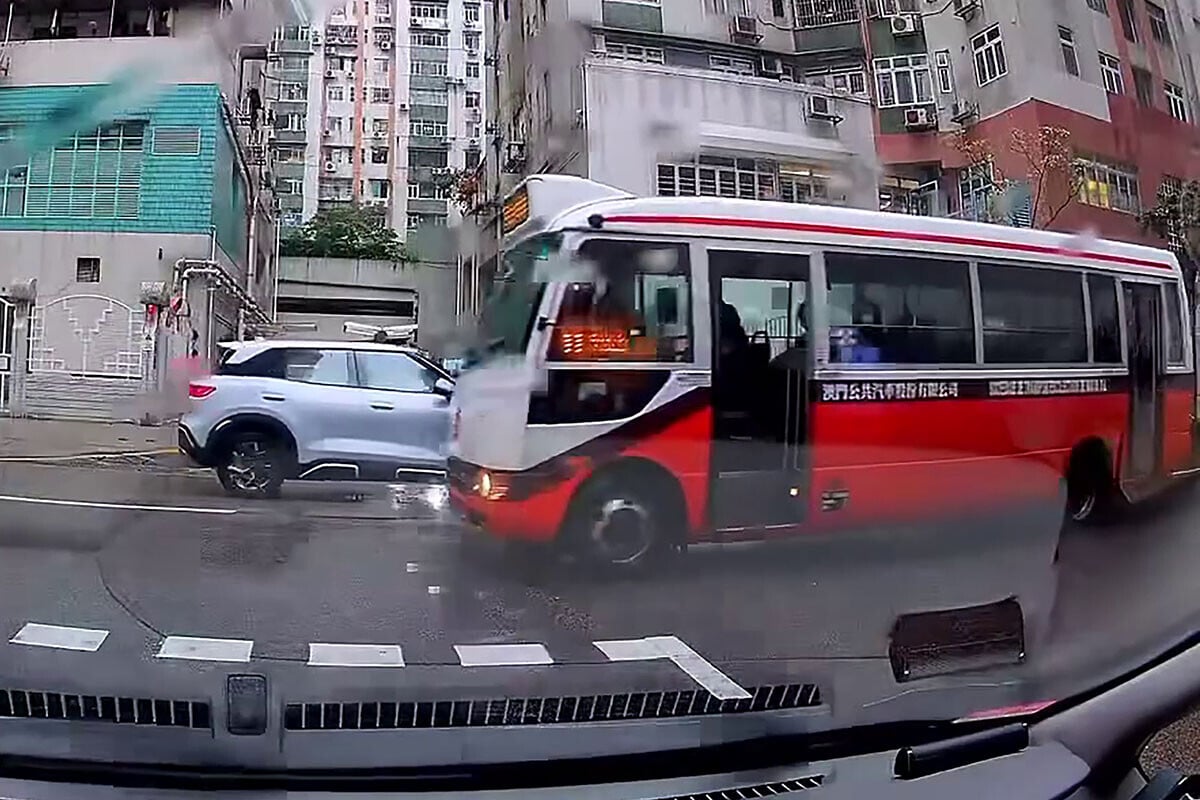 澳巴一輛載客巴士行車期間未有關門,該公司指將加快安排該車型退役。(網上影片截圖)