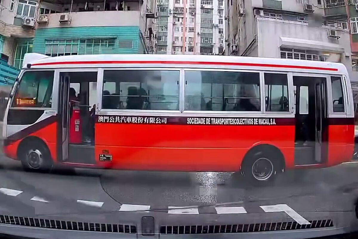 澳巴一輛載客巴士行車期間未有關門,該公司指將加快安排該車型退役。(網上影片截圖)