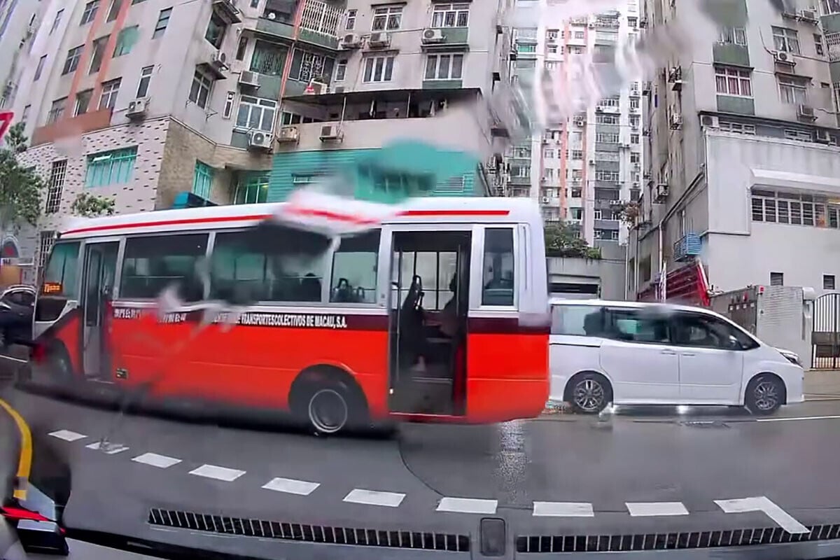 澳巴一輛載客巴士行車期間未有關門,該公司指將加快安排該車型退役。(網上影片截圖)