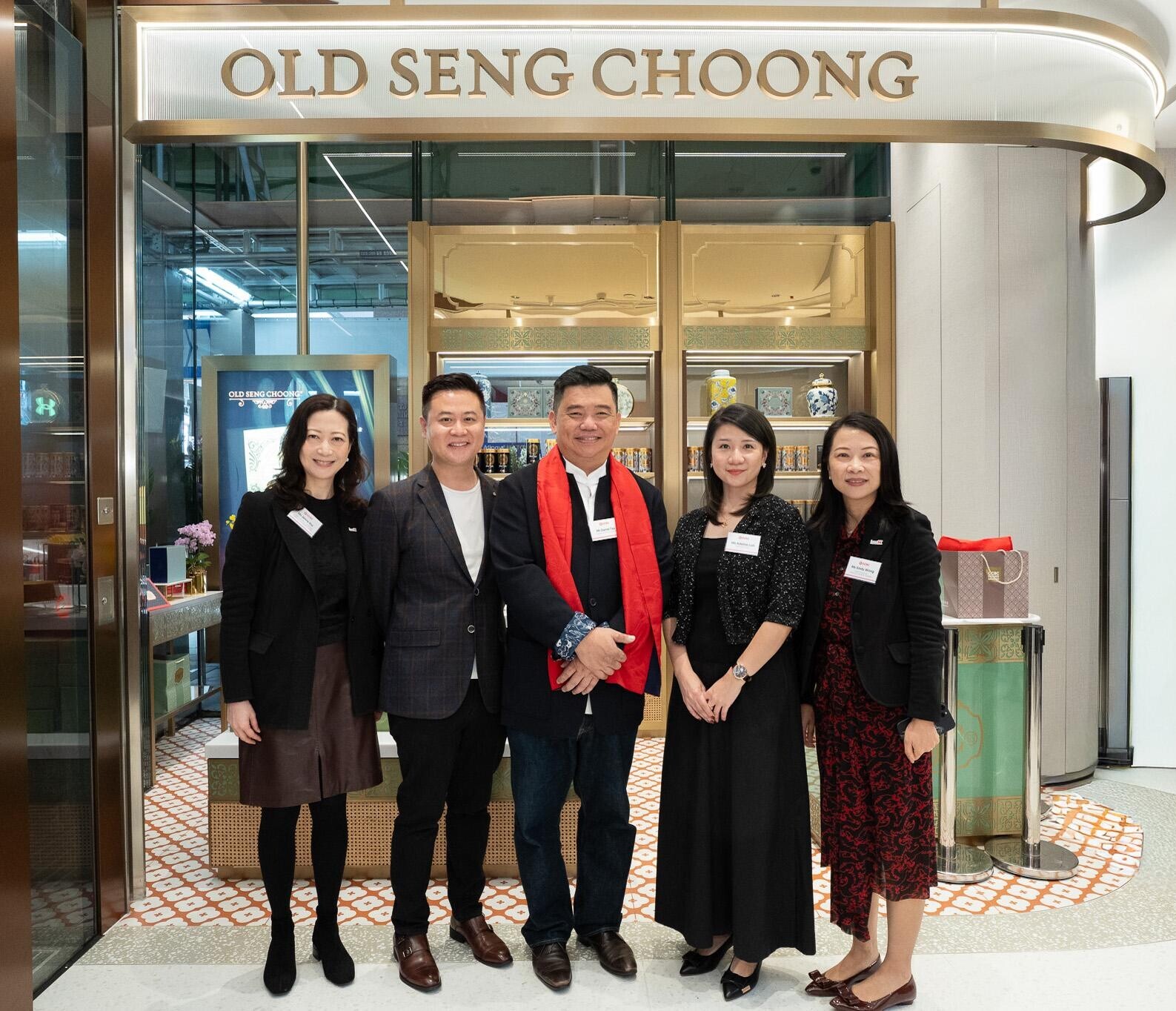 新加坡經典烘焙品牌老成昌於中環開設首間海外分店。圖示(右起)投資署消費品牌及款待總裁黃思敏、老成昌集團營運總監羅義耘、老成昌創辦人鄭德榮、老成昌(香港)有限公司總經理王人緯及投資署消費品牌及款待高級副總裁許嘉珮於中環新店內合照。(投資推廣署)
