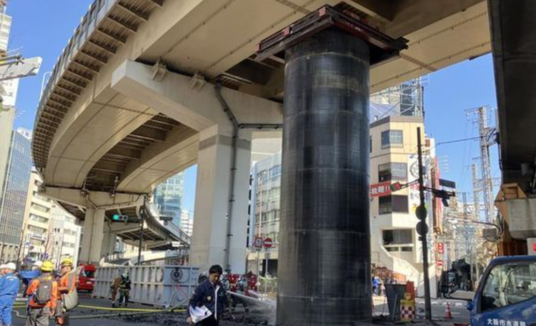 日本JR大阪站附近馬路一條深埋地下長約30米、直徑約5米的大型水管突「破土而出」無故隆起18米。(網上圖片)