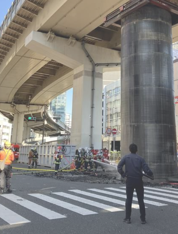 日本JR大阪站附近馬路一條深埋地下長約30米、直徑約5米的大型水管突「破土而出」無故隆起18米。(網上圖片)