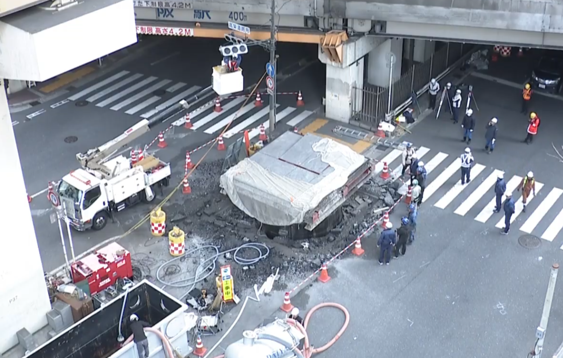 日本JR大阪站附近馬路一條深埋地下長約30米、直徑約5米的大型水管突「破土而出」無故隆起18米。(網上圖片)