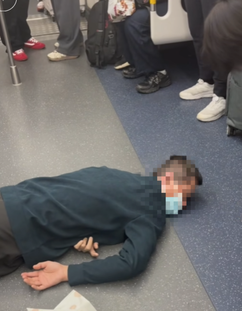 港鐵東鐵綫車廂近日有一名男乘客突然暈倒(FB影片截圖)