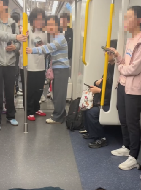 港鐵東鐵綫車廂近日有一名男乘客突然暈倒(FB影片截圖)