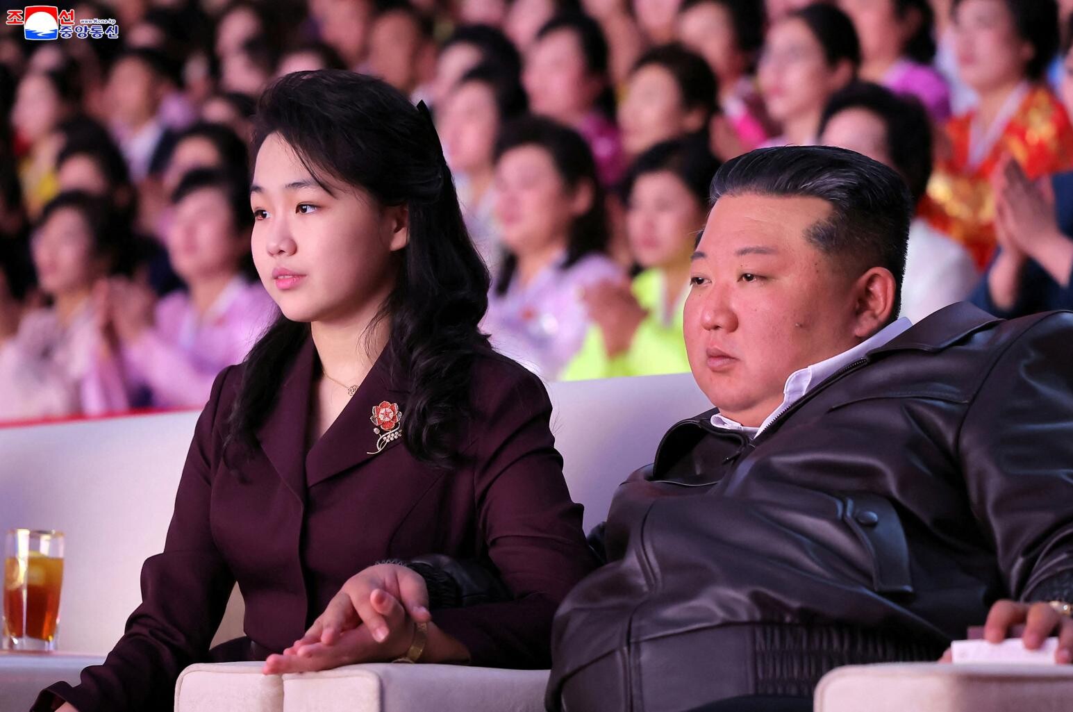 金正恩牽著金主愛的手一同觀看演出。(路透社)