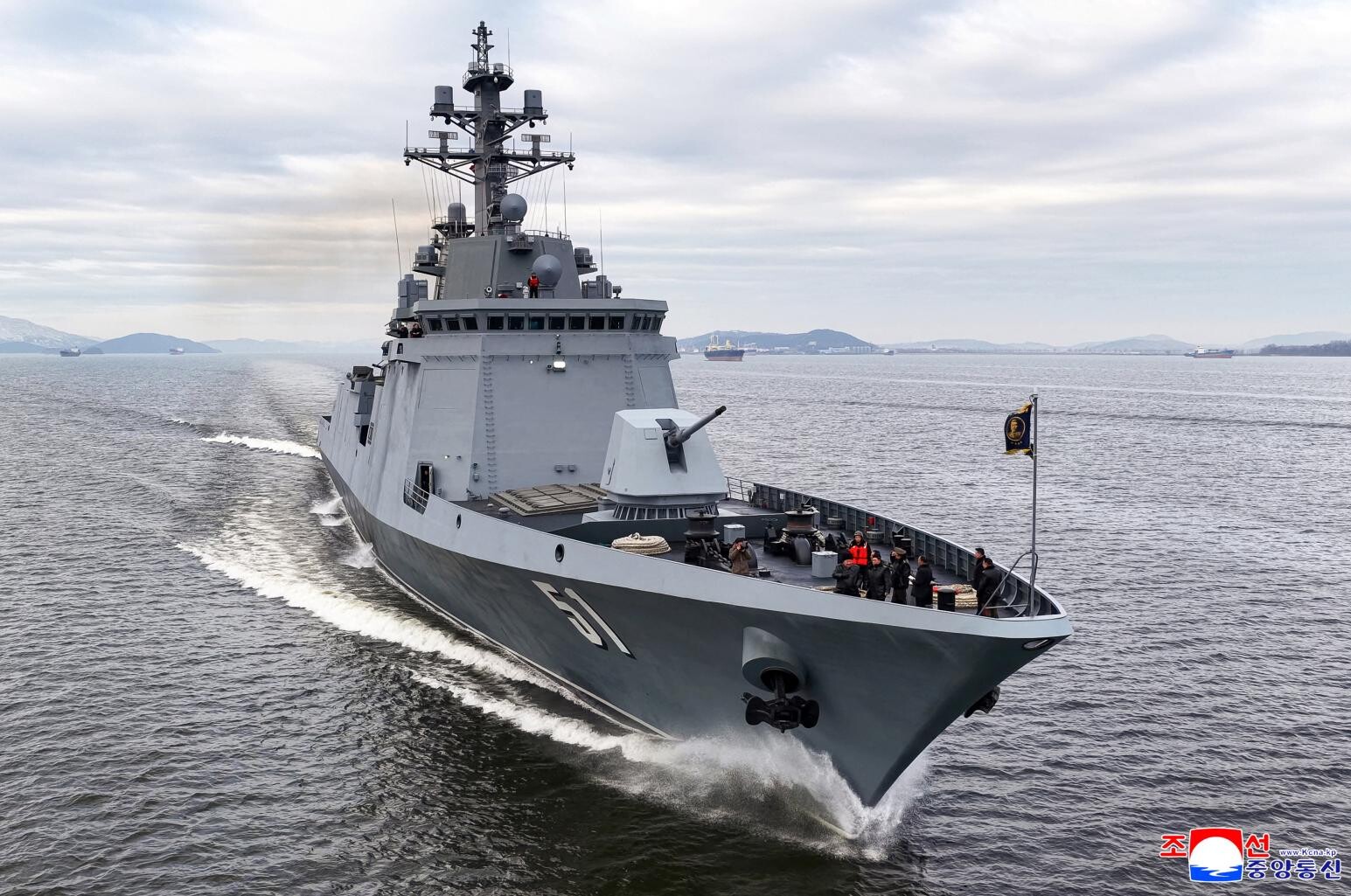 金正恩3日登上新型多用途驅逐艦「崔賢號」。(圖/《路透社》)