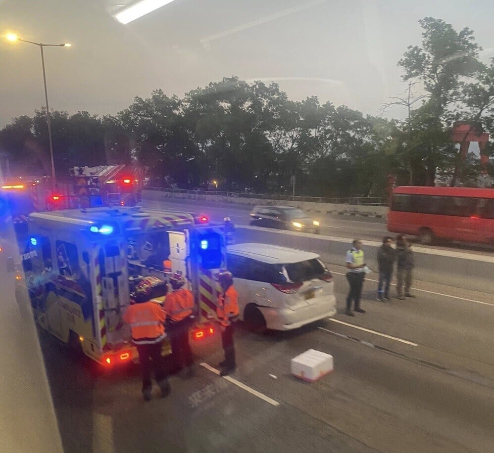 貨車撞向小巴車尾,司機雙腳被夾受困。(FB/馬路的事(即時交通資訊區))