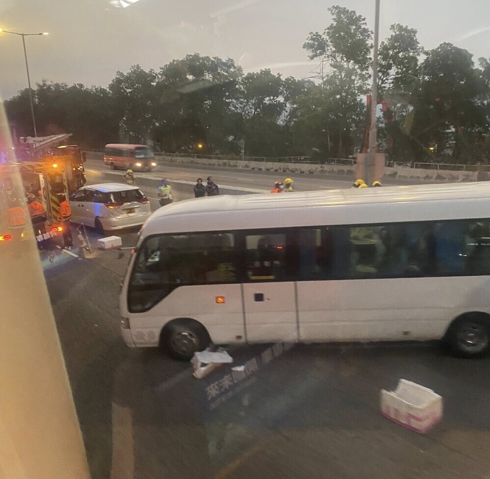 3車相撞交通意外,涉及一輛中型貨車、一輛私家小巴及一輛私家車。(FB/馬路的事(即時交通資訊區))