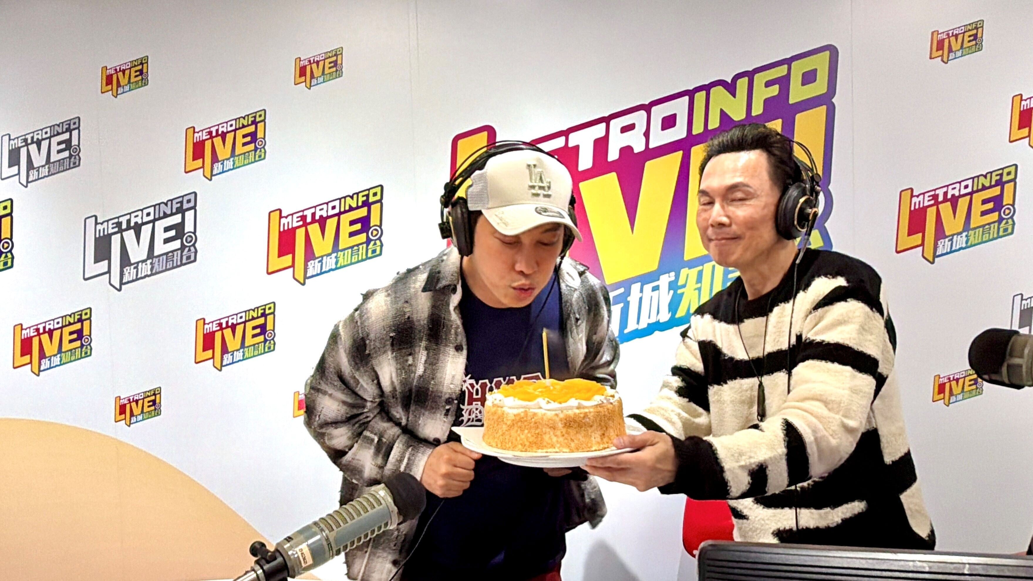 2d.歐陽德勛送上生日蛋糕預祝譚耀文生日
