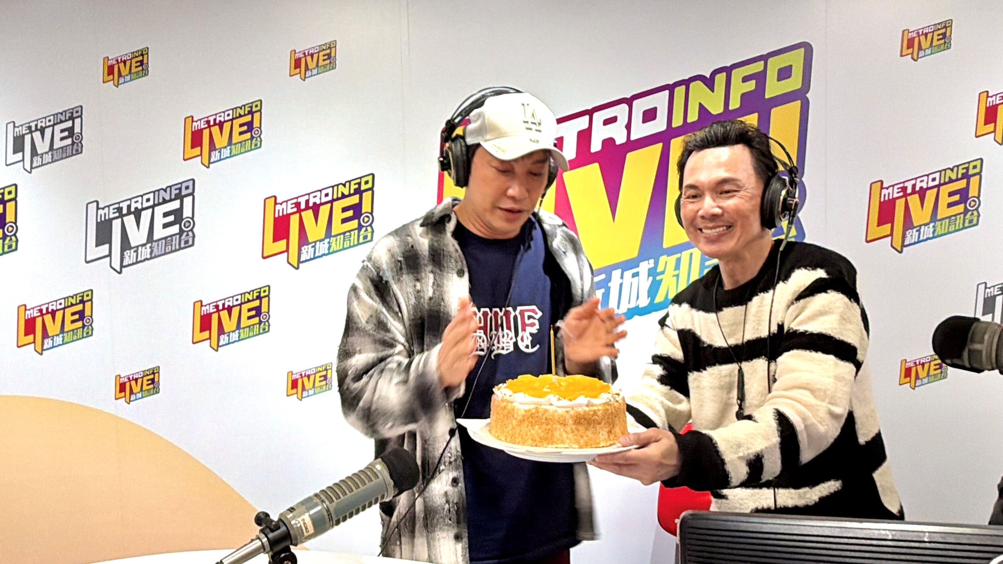 2e.歐陽德勛送上生日蛋糕預祝譚耀文生日