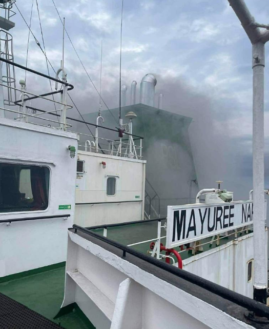 一艘泰國貨船在霍爾木茲海峽海域遭襲起火。(新華社)
