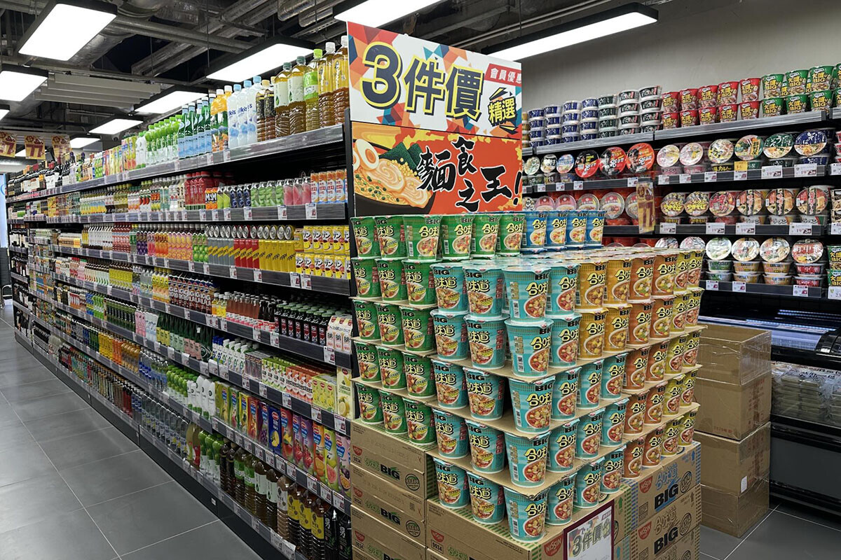 荃灣一間759阿信屋的貨品排列十分整齊,吸引不少顧客拍照「打卡」。(Threads用戶orange_hong318圖片)
