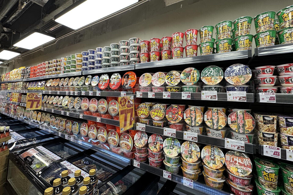 荃灣一間759阿信屋的貨品排列十分整齊,吸引不少顧客拍照「打卡」。(Threads用戶blackcattaylor圖片)