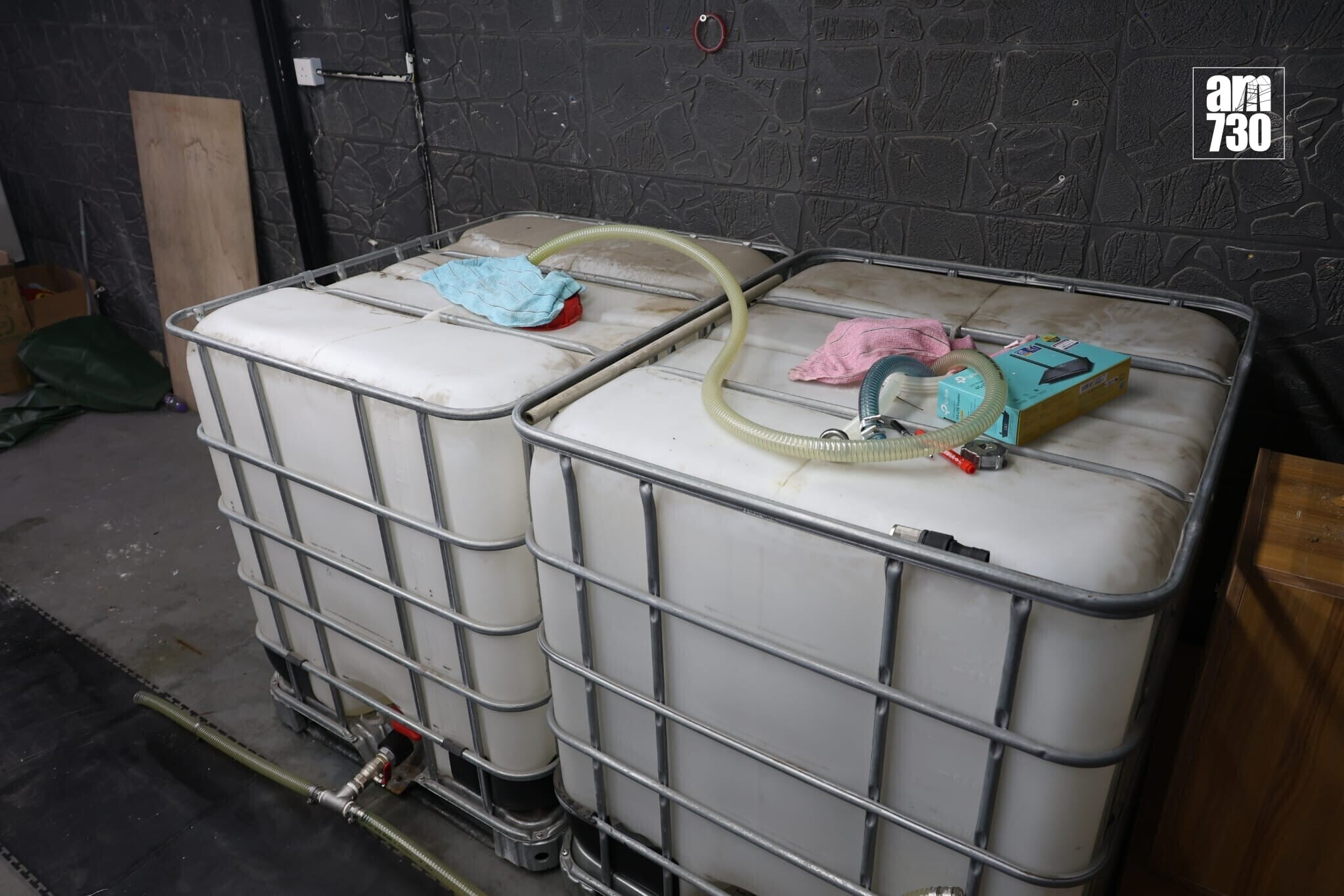土瓜灣地鋪涉非法燃油轉注,消防處檢850升汽油及入油工具。(鍾式明攝)