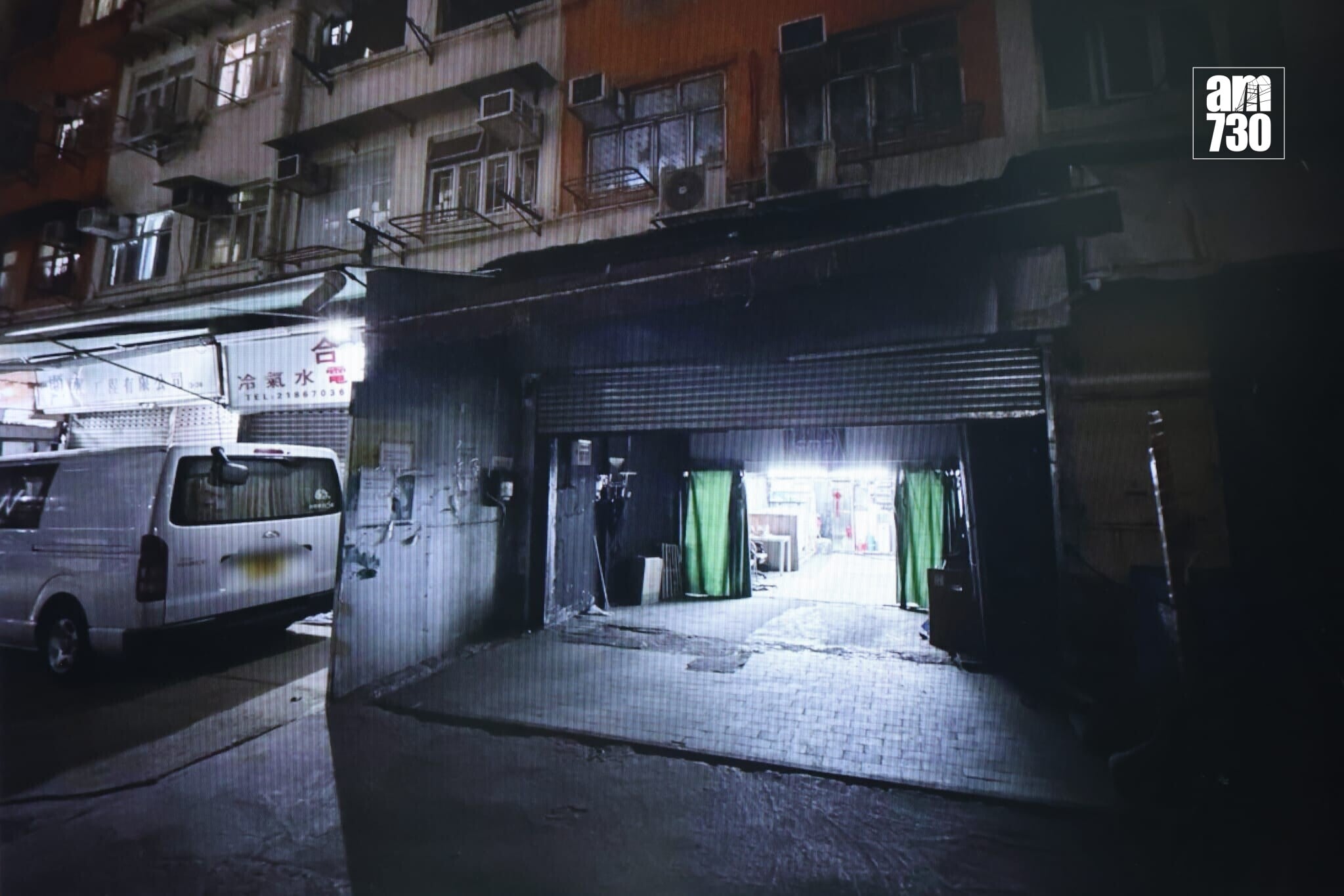 土瓜灣地鋪涉非法燃油轉注,消防處檢850升汽油及入油工具。(鍾式明攝)