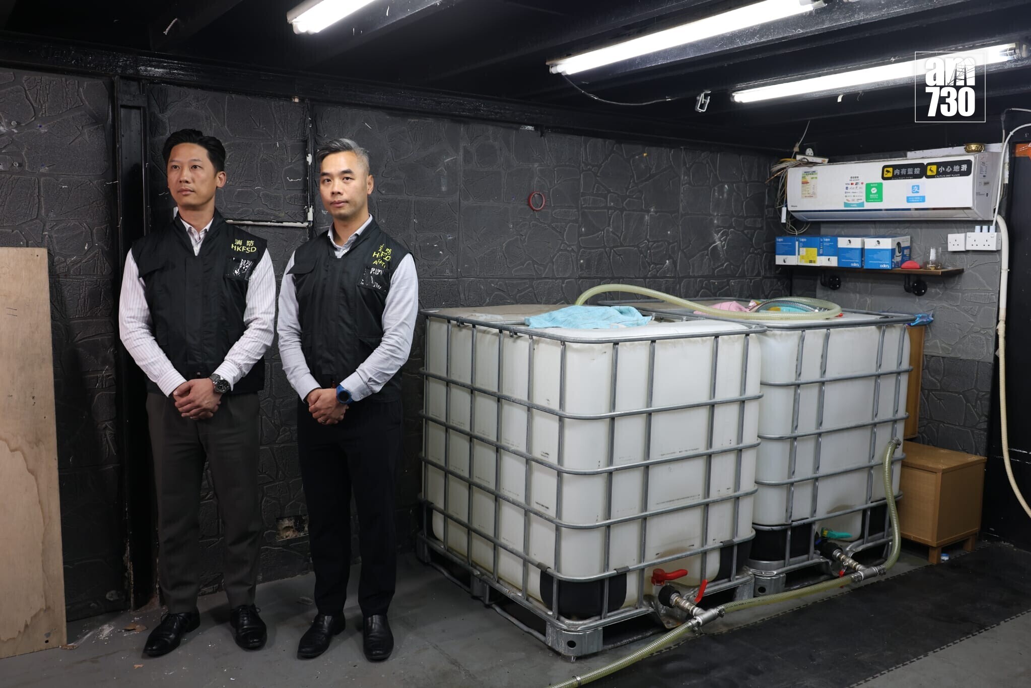 土瓜灣地鋪涉非法燃油轉注,消防處檢850升汽油及入油工具。(鍾式明攝)