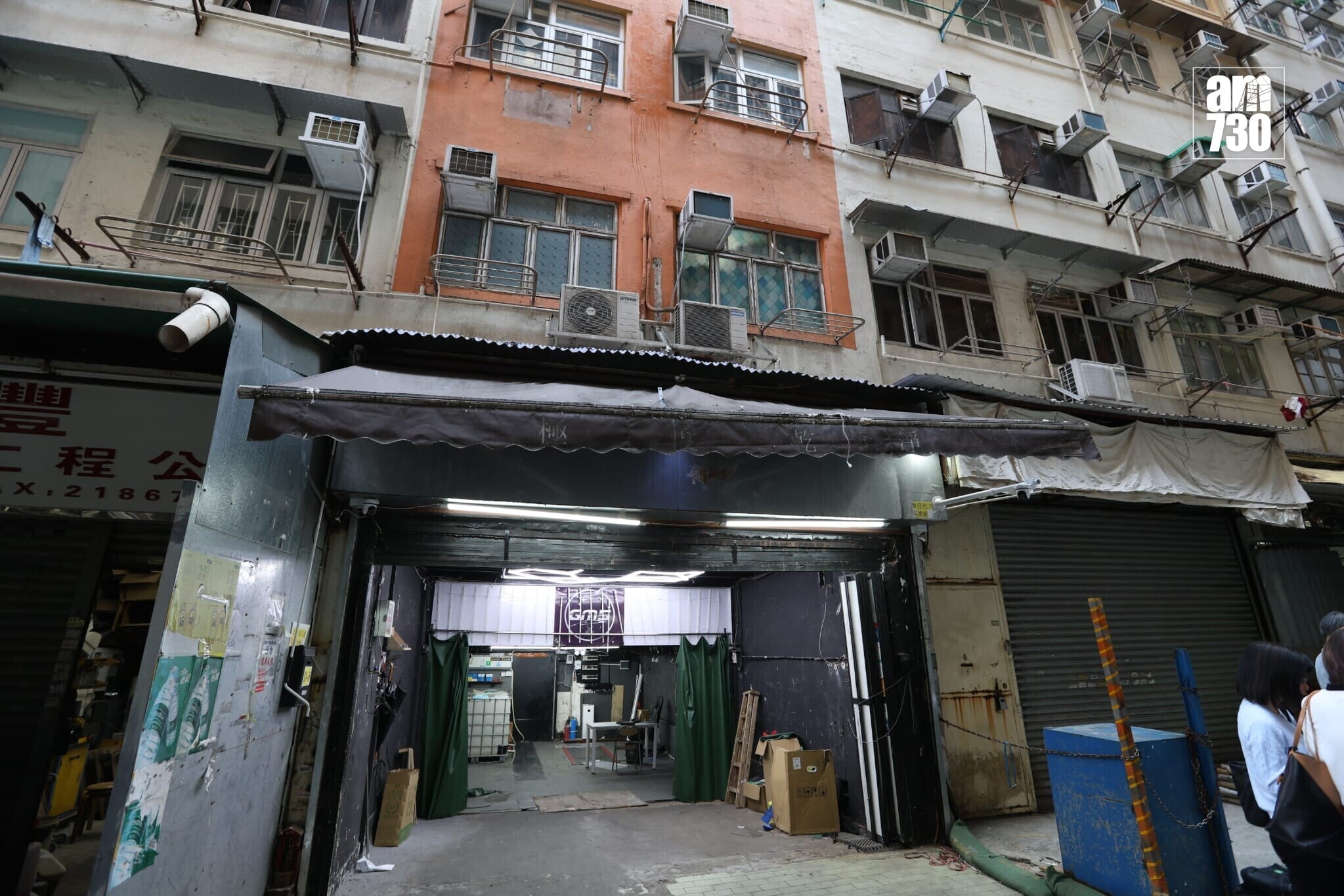 土瓜灣地鋪涉非法燃油轉注,消防處檢850升汽油及入油工具。(鍾式明攝)