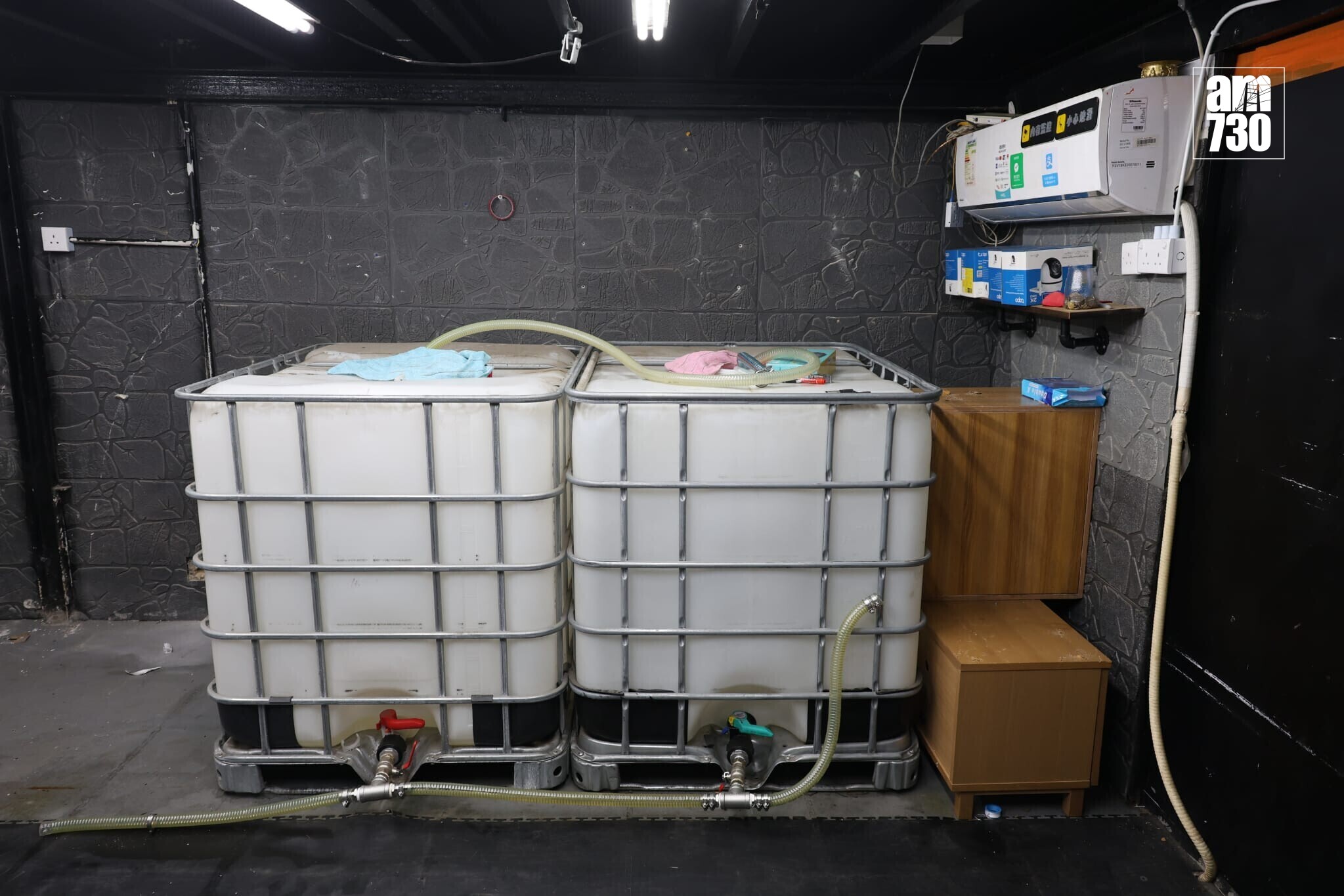 土瓜灣地鋪涉非法燃油轉注,消防處檢850升汽油及入油工具。(鍾式明攝)