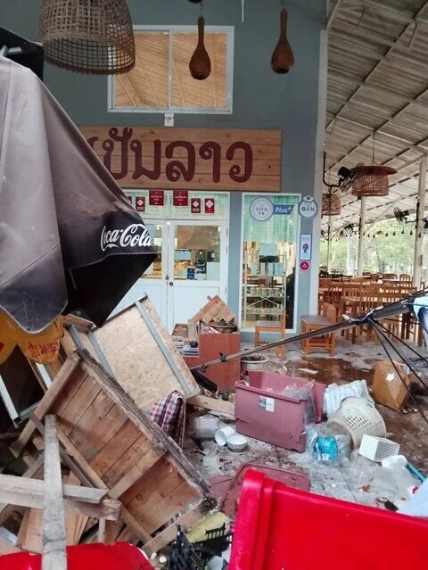 Biang Lek在餐廳前方的水果攤搜尋食物,期間撞毀貨架與其他設備。(FB)