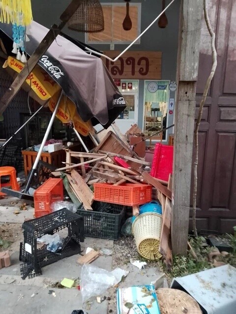 Biang Lek在餐廳前方的水果攤搜尋食物,期間撞毀貨架與其他設備。(FB)