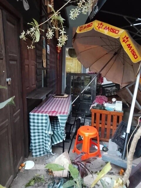 Biang Lek在餐廳前方的水果攤搜尋食物,期間撞毀貨架與其他設備。(FB)