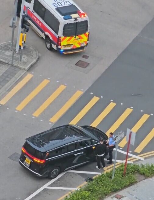疑似兩地牌私家車男司機則下車站在司機位旁,有警員登記資料。(Threads/reveluv_afterlike_1994)