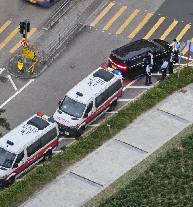 後來有至少2部警車到場增援,4名警員站在黑色私家車旁,包圍涉事男司機處理事件。(Threads/reveluv_afterlike_1994)